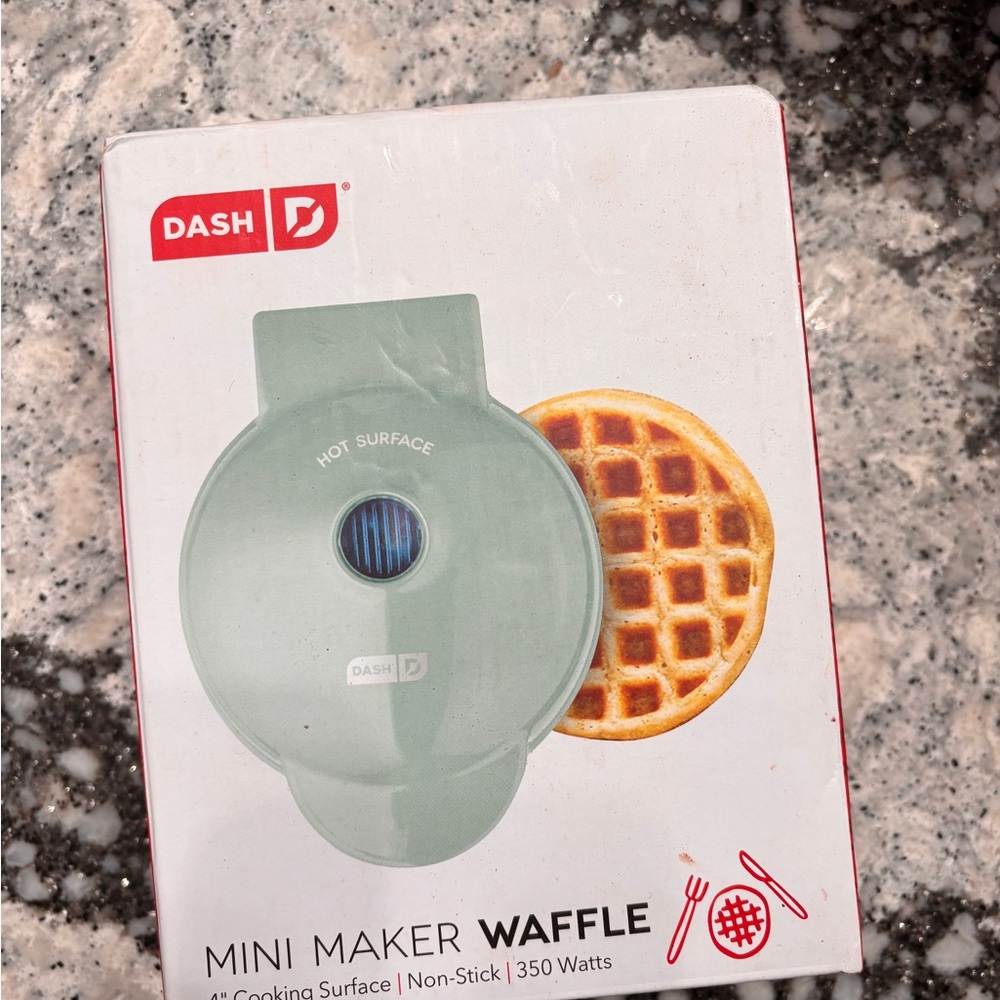 Dash Mini Maker Waffle Iron in Mint